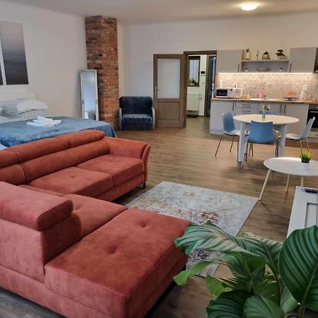 Luxusni Studio Na Velkem Namesti, Wi-Fi, Netflix ฮราเดตสคราโลเว ภายนอก รูปภาพ