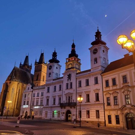 Luxusni Studio Na Velkem Namesti, Wi-Fi, Netflix ฮราเดตสคราโลเว ภายนอก รูปภาพ