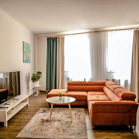 Luxusni Studio Na Velkem Namesti, Wi-Fi, Netflix ฮราเดตสคราโลเว ภายนอก รูปภาพ