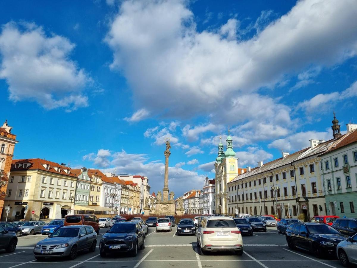 Luxusni Studio Na Velkem Namesti, Wi-Fi, Netflix ฮราเดตสคราโลเว ภายนอก รูปภาพ