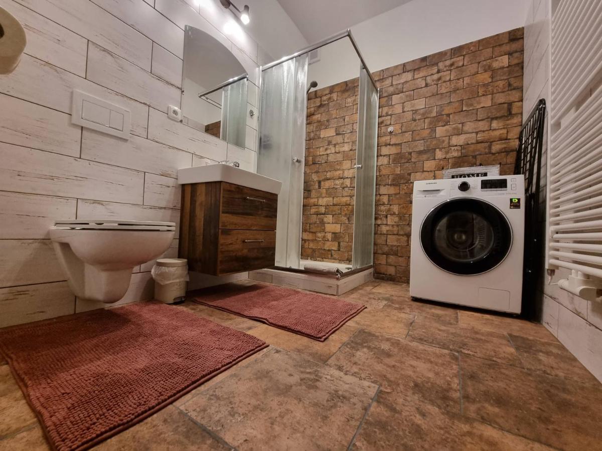 Luxusni Studio Na Velkem Namesti, Wi-Fi, Netflix ฮราเดตสคราโลเว ภายนอก รูปภาพ