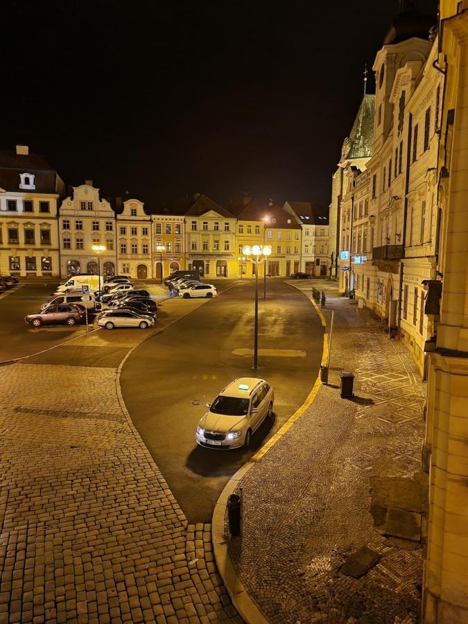 Luxusni Studio Na Velkem Namesti, Wi-Fi, Netflix ฮราเดตสคราโลเว ภายนอก รูปภาพ