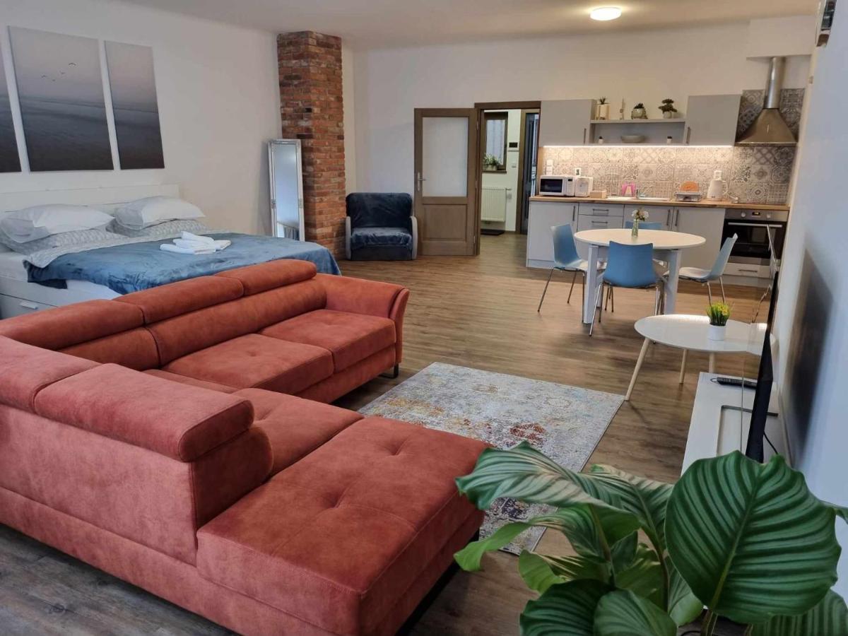Luxusni Studio Na Velkem Namesti, Wi-Fi, Netflix ฮราเดตสคราโลเว ภายนอก รูปภาพ