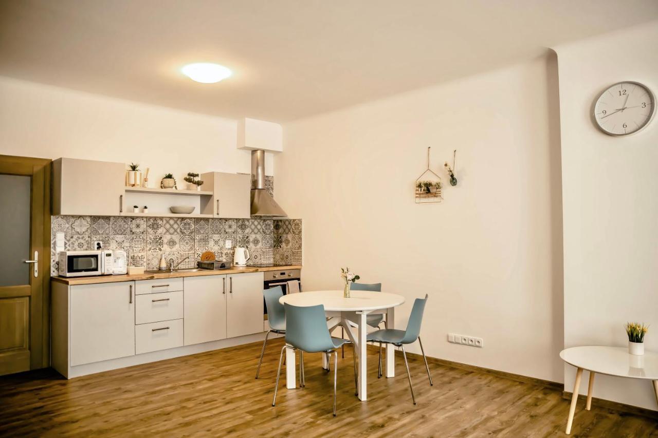 Luxusni Studio Na Velkem Namesti, Wi-Fi, Netflix ฮราเดตสคราโลเว ภายนอก รูปภาพ