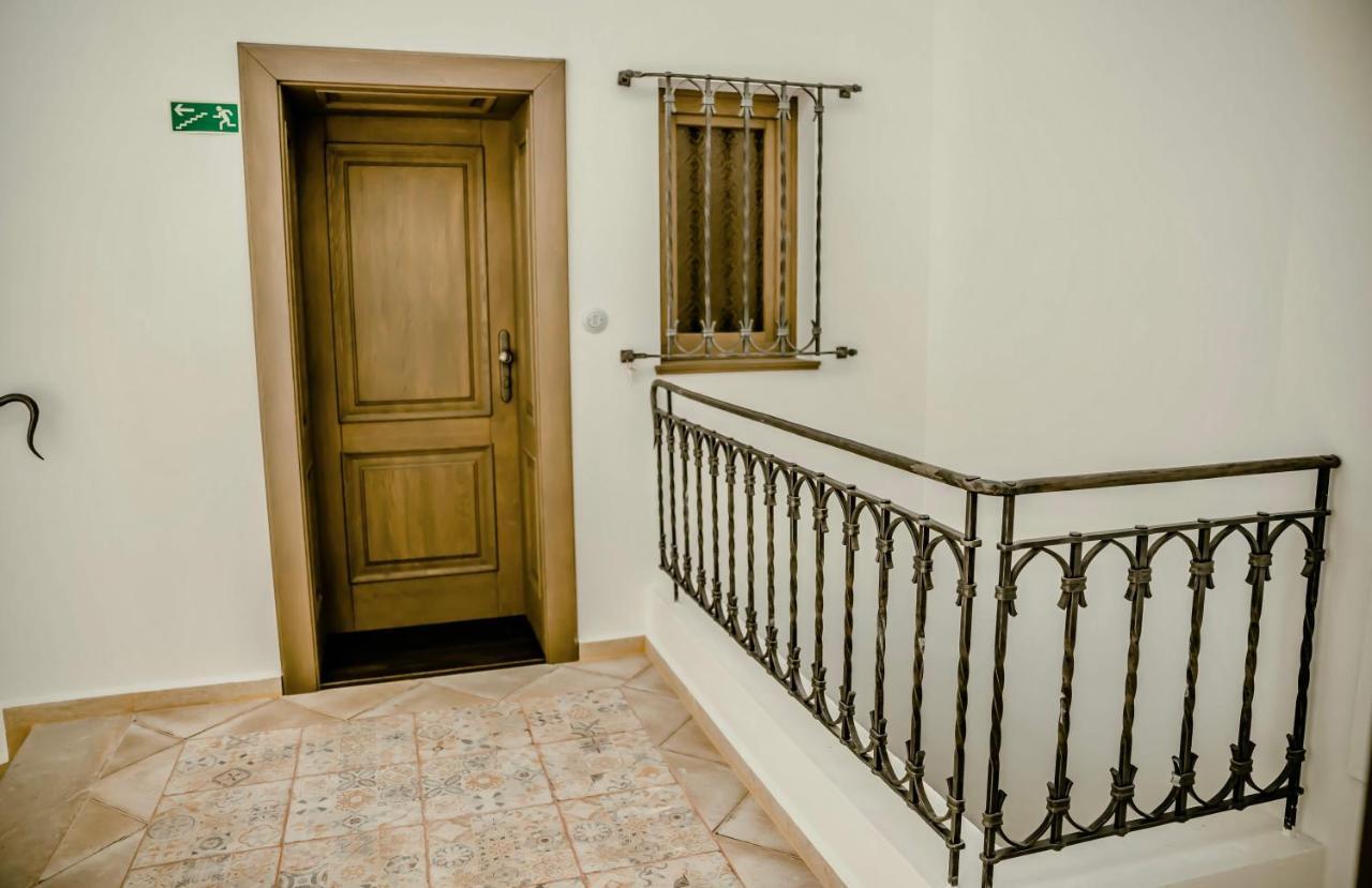 Luxusni Studio Na Velkem Namesti, Wi-Fi, Netflix ฮราเดตสคราโลเว ภายนอก รูปภาพ