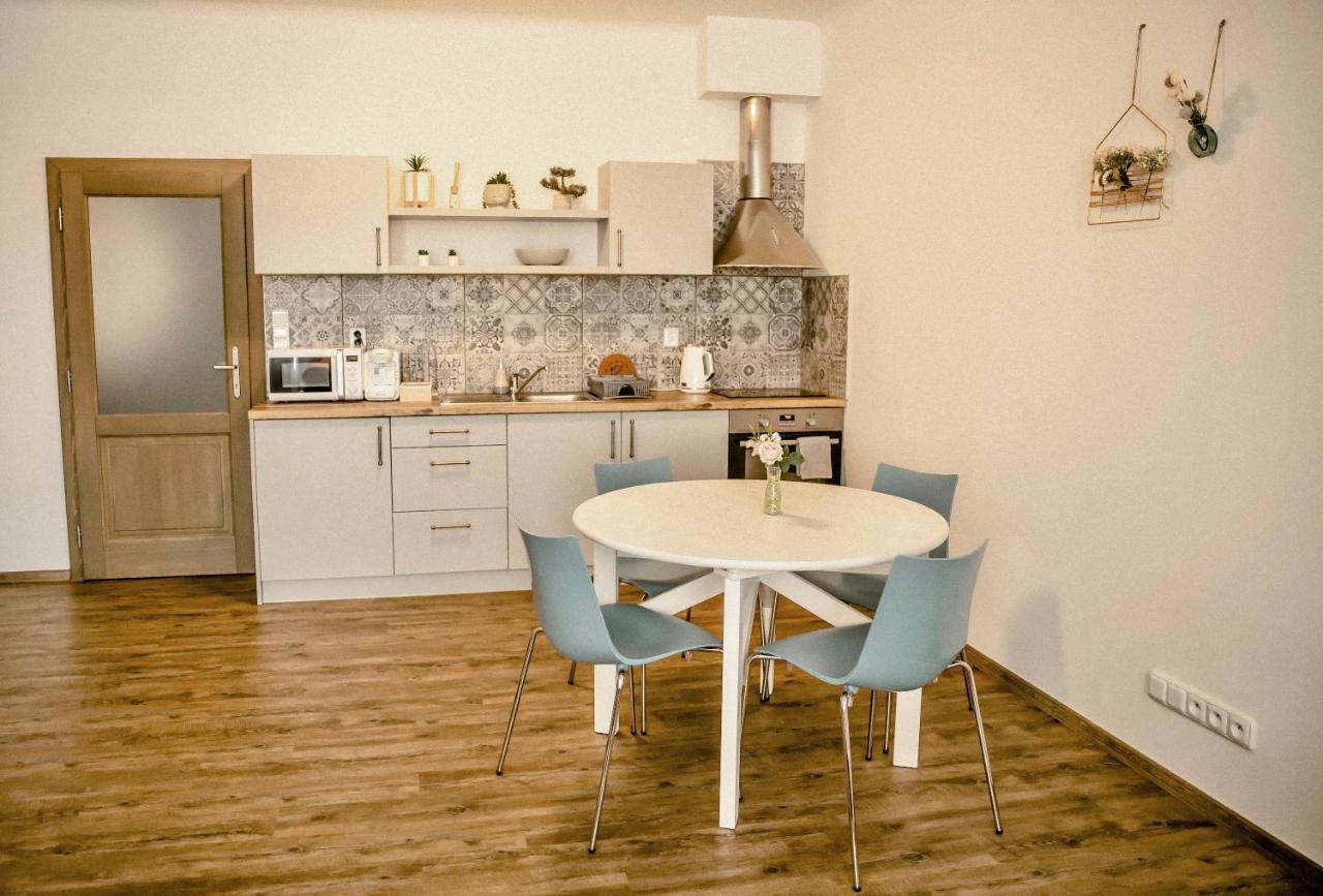 Luxusni Studio Na Velkem Namesti, Wi-Fi, Netflix ฮราเดตสคราโลเว ภายนอก รูปภาพ