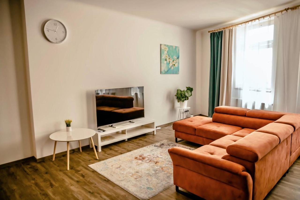 Luxusni Studio Na Velkem Namesti, Wi-Fi, Netflix ฮราเดตสคราโลเว ภายนอก รูปภาพ